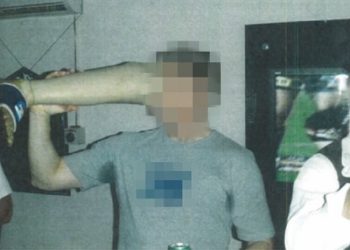 Avustralya askerleri öldürdükleri Taliban mensubunun protez bacağıyla içki içti