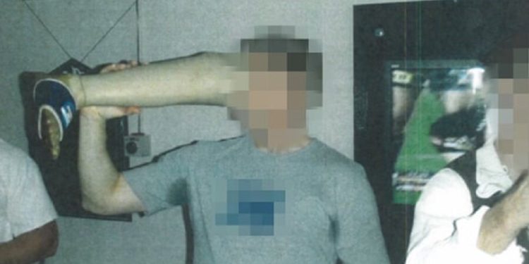 Avustralya askerleri öldürdükleri Taliban mensubunun protez bacağıyla içki içti