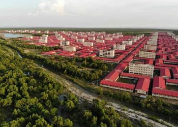 Bangladeş Arakanlı mültecileri tartışmalı adaya yerleştirmeye başladı