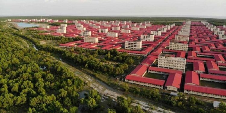 Bangladeş Arakanlı mültecileri tartışmalı adaya yerleştirmeye başladı