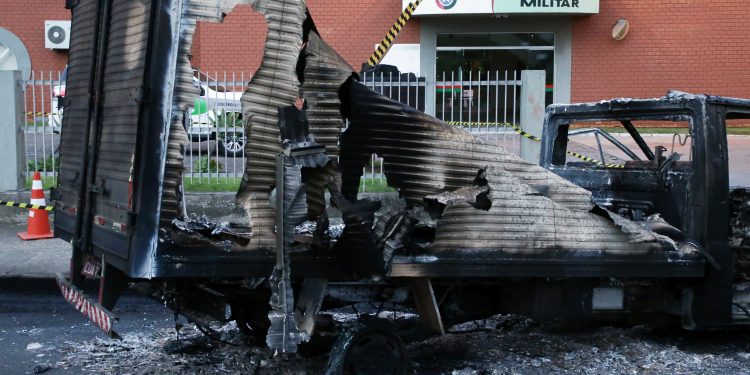 Brezilya’da La Casa De Papel sahnesi gibi soygun: İşçileri rehin alıp paraları halka dağıttılar!