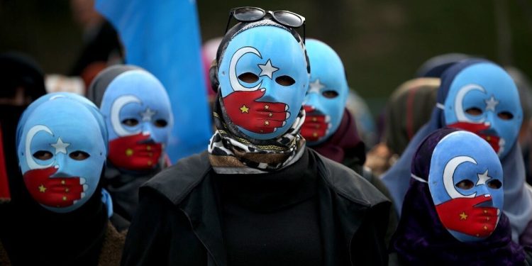 Çin Türkiye’deki Uygur Türklerinden aileleriyle tehdit ederek casusluk yapmalarını istiyor