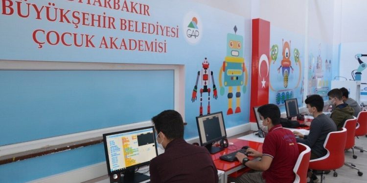 Diyarbakırlı çocuklar robotik kodlama öğrenecek