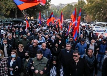 Ermenistan’da Paşinyan’ın istifası için yoğun katılımlı protesto: Defol nikol!
