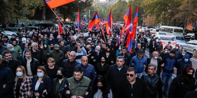 Ermenistan’da Paşinyan’ın istifası için yoğun katılımlı protesto: Defol nikol!