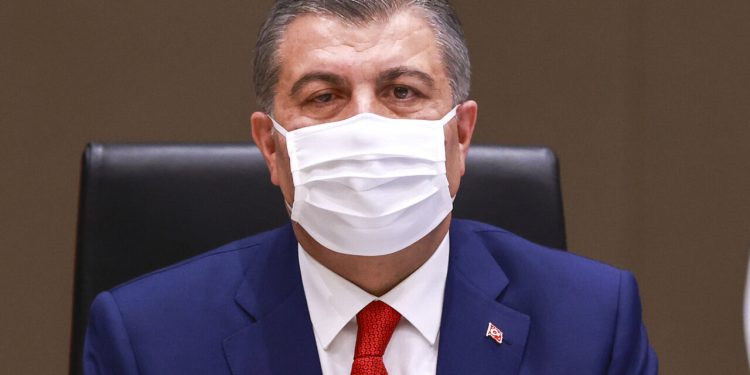 Fahrettin Koca doğru maske kullanma noktasında uyardı: Yarısı kesik maskeden farkı yok