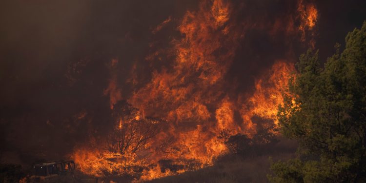 Güney California’da yangınlar nedeniyle 25 binden fazla kişi tahliye edildi