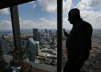 İzmir’i vuran deprem İstanbul’da da paniğe yol açtı: Bodrum katlara dahi bakıyorlar