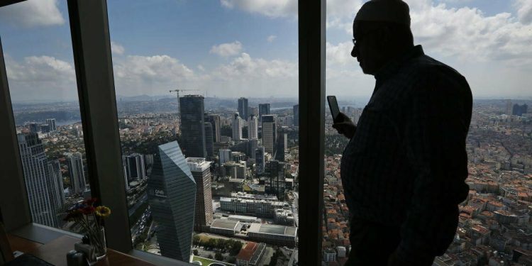 İzmir’i vuran deprem İstanbul’da da paniğe yol açtı: Bodrum katlara dahi bakıyorlar