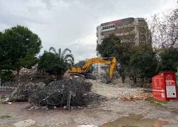 İzmir’i vuran depreminin ardından moloz iddiası: Nereye döküleceğini kimse bilmiyor