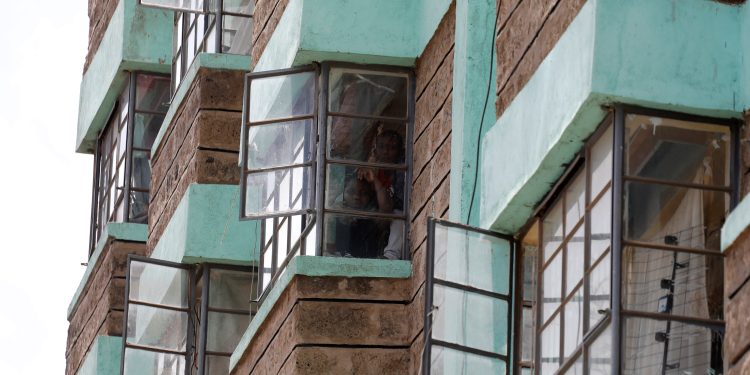 Koronavirüs nedeniyle 14 günlük karantina süresine uymayanlara para ve hapis cezası verilecek