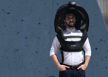 Koronavirüse karşı ekstra koruma sağlayan kask üretildi