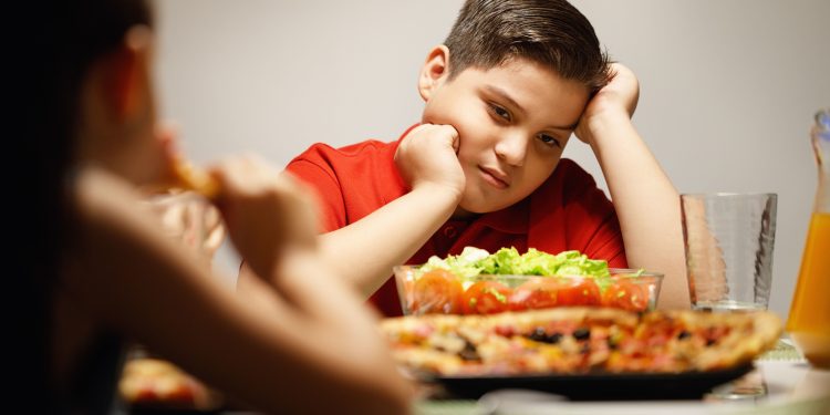 Obezitenin sebebi anne babalar: Çocukları ölüme sürüklemeyin!