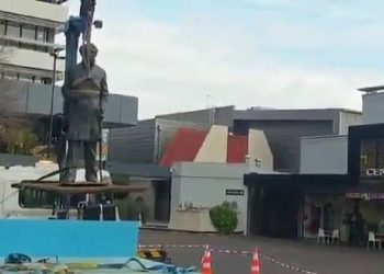 Sömürgecilerin heykelleri tek tek yıkılıyor: Yeni Zelanda’da şehre adı verilen İngiliz subayın heykeli kaldırıldı