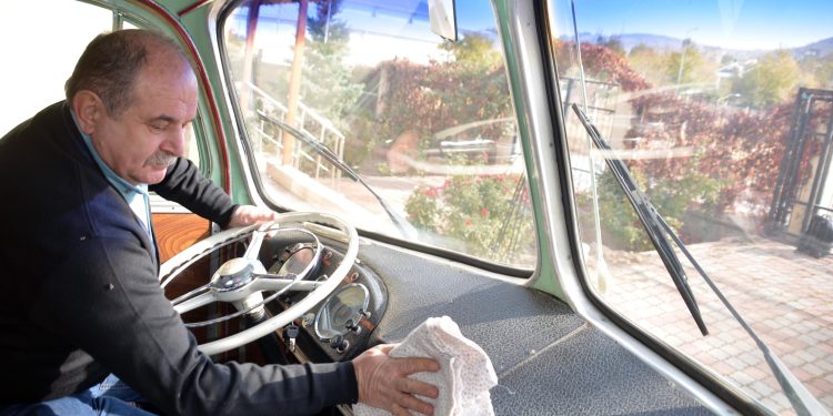 Türkiye’de sadece 3 tane var: Babasının emanet bıraktığı 1955 model otobüse özenle bakıyor