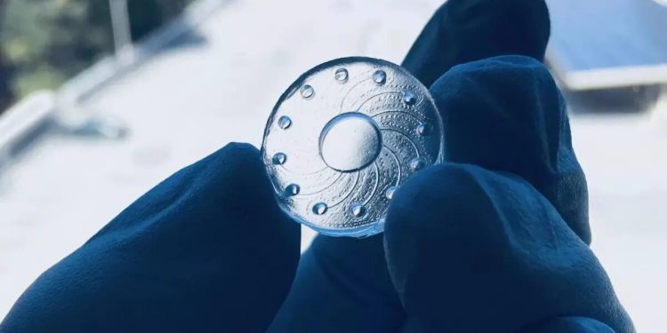 Yeni geliştirilen kontakt lens, gözyaşından sağlık takibi yapabiliyor