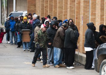 Zengin New Yorklular koronavirüs testi kuyruklarında sıra beklemek için 80 dolara adam kiralıyor