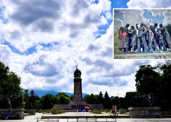 Bulgaristan’da Kızıl Ordu anıtına saldırı