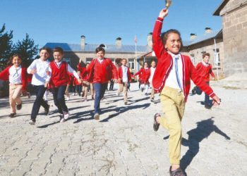 Okul kıyafetleri değişmeyecek