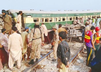 Pakistan’da tren raydan çıktı: 30 ölü 50 yaralı