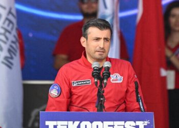 Selçuk Bayraktar’dan siyaset mesajı: Mücadelenin her türlüsünü yaparız