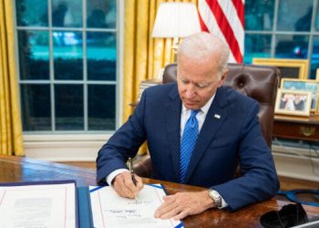 ABD’de kapanma krizinin eşiğinden dönüldü: Biden dakikalar kala beklenen imzayı attı